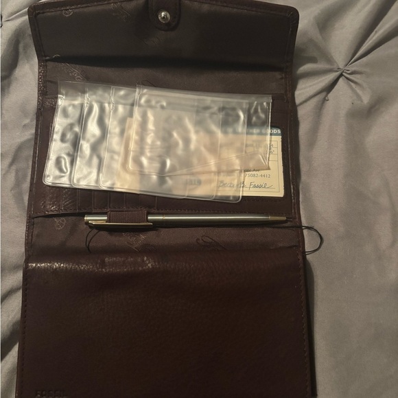 Fossil Brown Leather Wallet with Elegant Wave Design - Picture 3 of 10